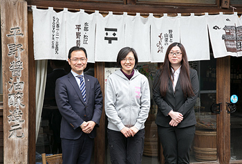 小野詔子さん（中央）をはさんで遠藤清二顧問税理士（左）と監査担当の遠藤三奈希さん