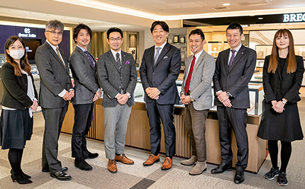 中央右が今岡孝之社長。左端から宮本ゆり監査担当、平川浩紹顧問税理士