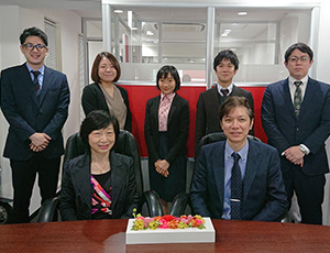 事務所の皆さん。前列右が山田誠一朗会員、その左隣が森脇仁子会員。