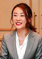 綱川仁美氏