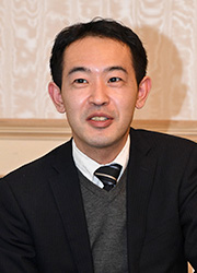 山村峰巨氏