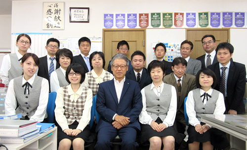 職員の皆さんと。「みんな本当に一生懸命働いてくれています」(山浦会員)