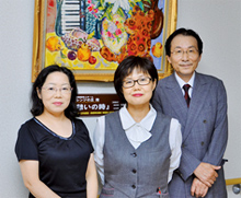 左から山田施設長、早瀬さん、弥長税理士