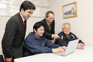 丸幸水産：小堺社長（右）