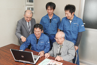 加藤製作所:加藤会長(前列右)