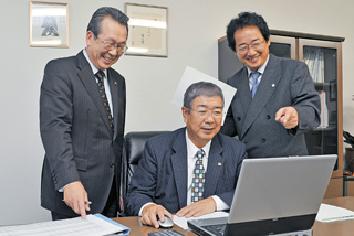 竹内建設:竹内社長(中央)