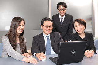ユニヴ:吉田社長(中央)