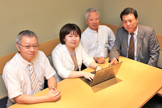 倉持商事:倉持社長(中央右)