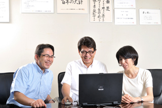 コシオカ産業:越岡社長(中央)