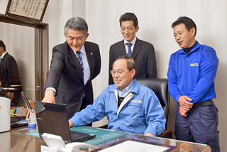 とみや:髙木社長(中央)