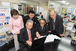 東洋器材科学：佐藤社長（前列左）