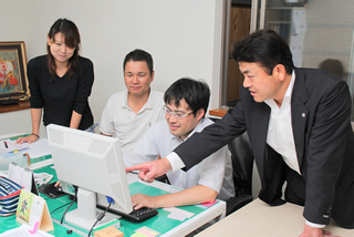 高岡工業:高岡社長(左から2番目)