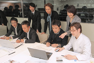 アイビーエフ・アール:神保総料理長(右)