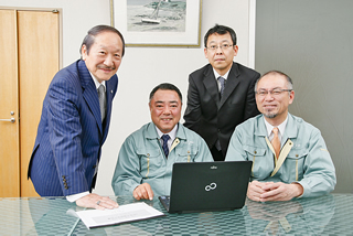 新光硝子工業:新海社長(中央)