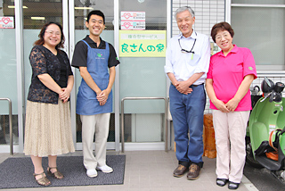 株式会社ケアサービスとも：海老根社長（右から2人目）