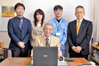 日水電気化学工業:船倉社長(中央)