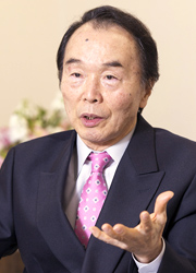 高田坦史理事長