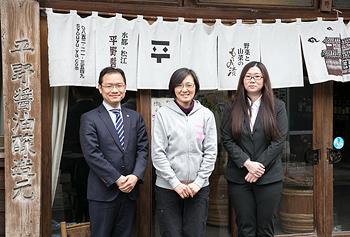 小野詔子さん(中央)をはさんで遠藤清二顧問税理士(左)と監査担当の遠藤三奈希さん