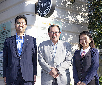 右端は中川万希子さん