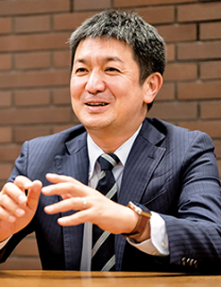 岡本康広 氏