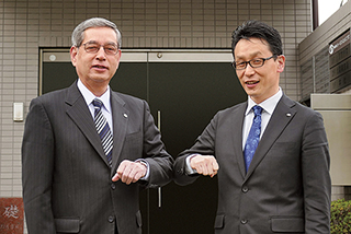 大輪英史社長(右)と小川孝顧問税理士