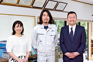左から経理担当の永吉瑞貴さん、末永富一郎社長、久保武徳顧問税理士