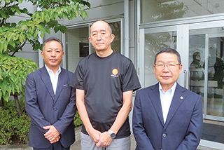 左から長田雅邦監査担当、佐々木貴社長、杉山美智晴税理士