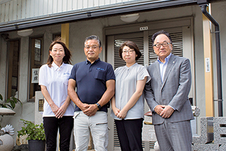 左から植木陽子氏、植木政夫社長、川原愛子監査担当、稲田実税理士