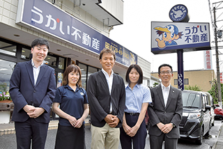 左から２番目は経理担当の武藤早智子さん