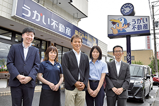 左から2番目は経理担当の武藤早智子さん