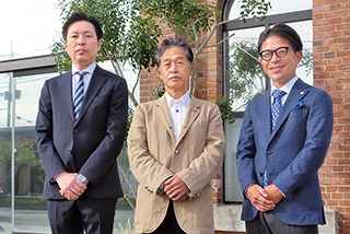 左から小野将裕監査担当、糸永康平社長、小川清春顧問税理士