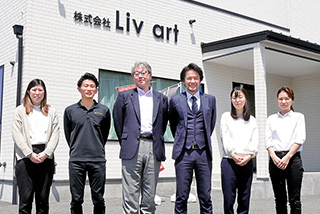 右から3人目が前島正樹社長、その左隣が西田裕幸監査担当