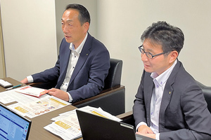 群馬銀行佐野支店の長谷川渉支店長(左)と後藤伸也支店長代理