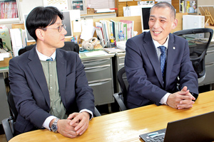 廣澤専務理事と談笑する末道敏晴税理士(右)