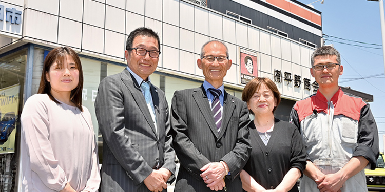 左端はふぇにっくす総合事務所の米澤裕子さん(監査担当)、右端は後継者の平野順也常務