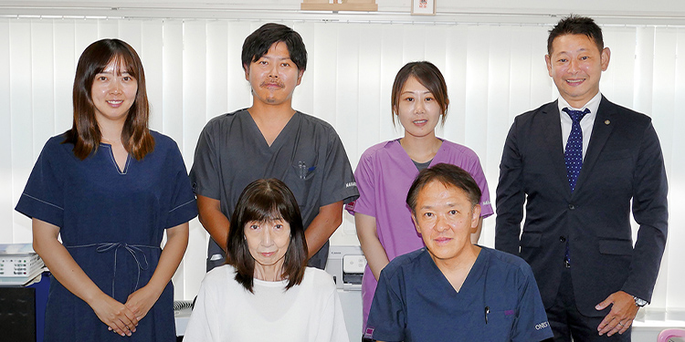 (前列)矢部由美専務と矢部義哉社長 (後列)左から経理担当の津田沙弥氏、津田拓磨主任看護師、篠原由菜管理者・看護師、嶋田一郎顧問税理士