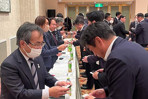 名刺交換の模様