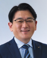 飯塚代表取締役社長