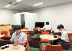 休憩ラウンジ