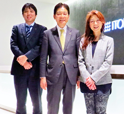 左から内田智之チームリーダー、山本高行統括部長、久保祐子課長
