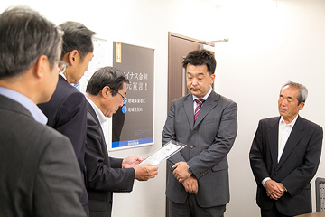 北村直樹K&8社長に西武信金から表敬状が手渡される