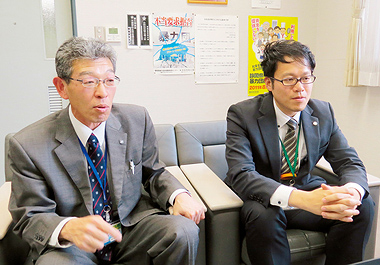 島田信金御前崎支店の鈴木博幸支店長(左)と和田卓巳支店長代理
