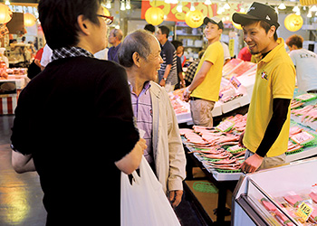 新鮮なカニや海産物が店頭に並ぶ