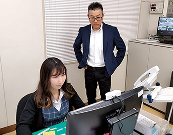 福岡事業所の八巻所長と経理担当の吉田係長（左）