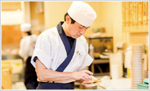 オープンキッチンで職人が丁寧にすしを握る