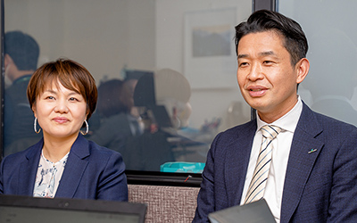 立石良典社長と立石理恵専務（左）