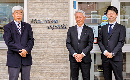 左から平垣真佐和社長、光岡寿弘顧問税理士、板野幹也監査担当