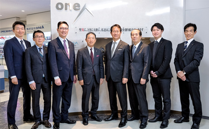 左から(税理士法人パートナーズ関西)杉野泰吾副所長、原田寛司税理士、露口和夫所長税理士、露口六彦税理士(oneA)川上良康代表取締役会長、徳永一成取締役社長、川上良介常務取締役、中井達也取締役CFO