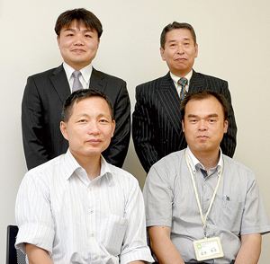 前列左から桑山常務理事、皿井担当、後列右から内田税理士、伊藤監査担当