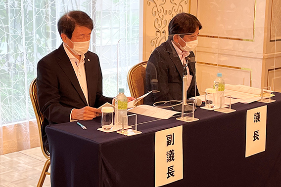 髙橋和博会員(左)、金城敦会員(右)